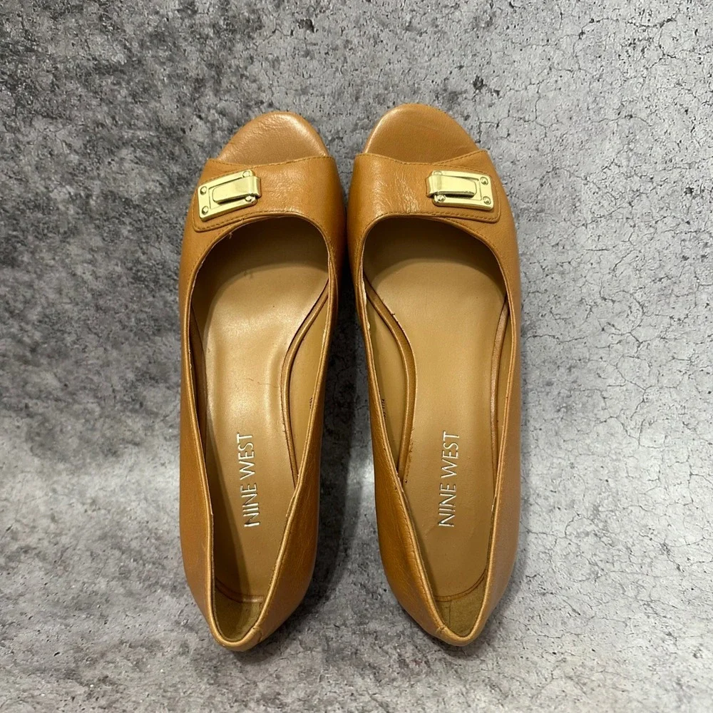 Nine West Zazuo Wedge Pumps Womens 8 Tan Leather Open Toe Gold Buckle Shoes